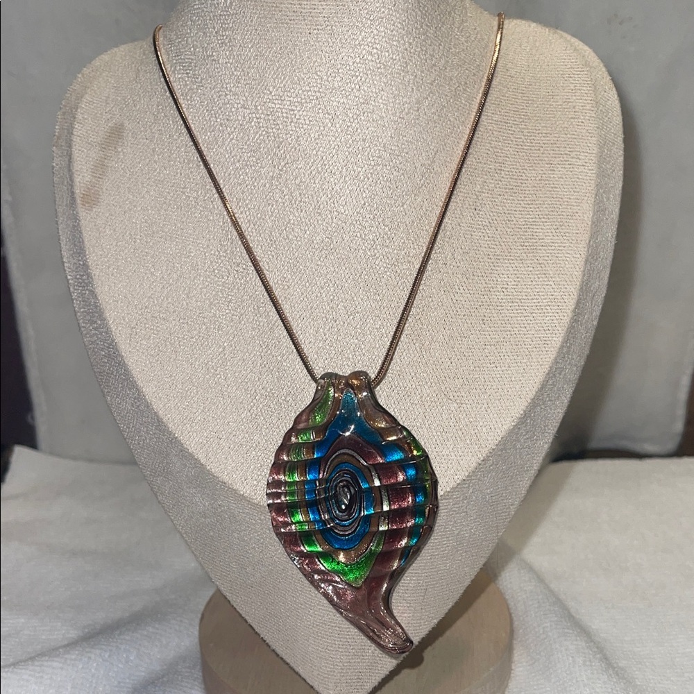 Elegant Multicolor Shell Pendant Necklace